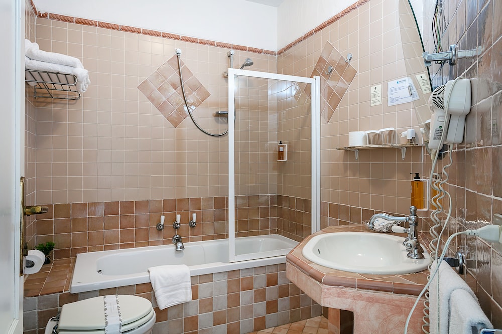 Standard Double Room - Photo 9