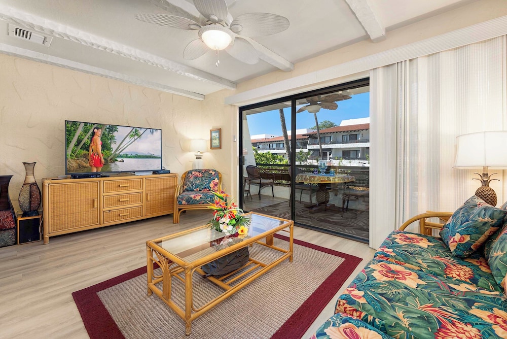 Condo, 1 Queen Bed with Sofa bed, Lanai, Partial Ocean View (Casa de Emdeko 212)