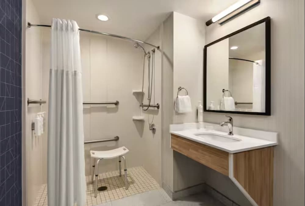 Room, 1 Queen Bed, Accessible (Mobility & Hearing, Roll-in Shower) photo 1