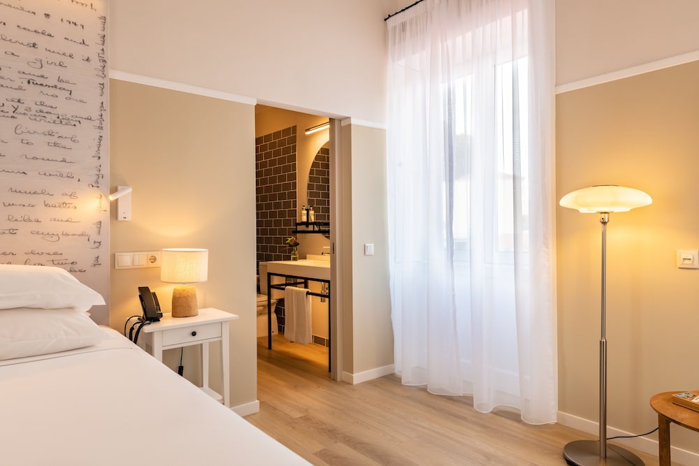 Family Room, City View - Photo 3