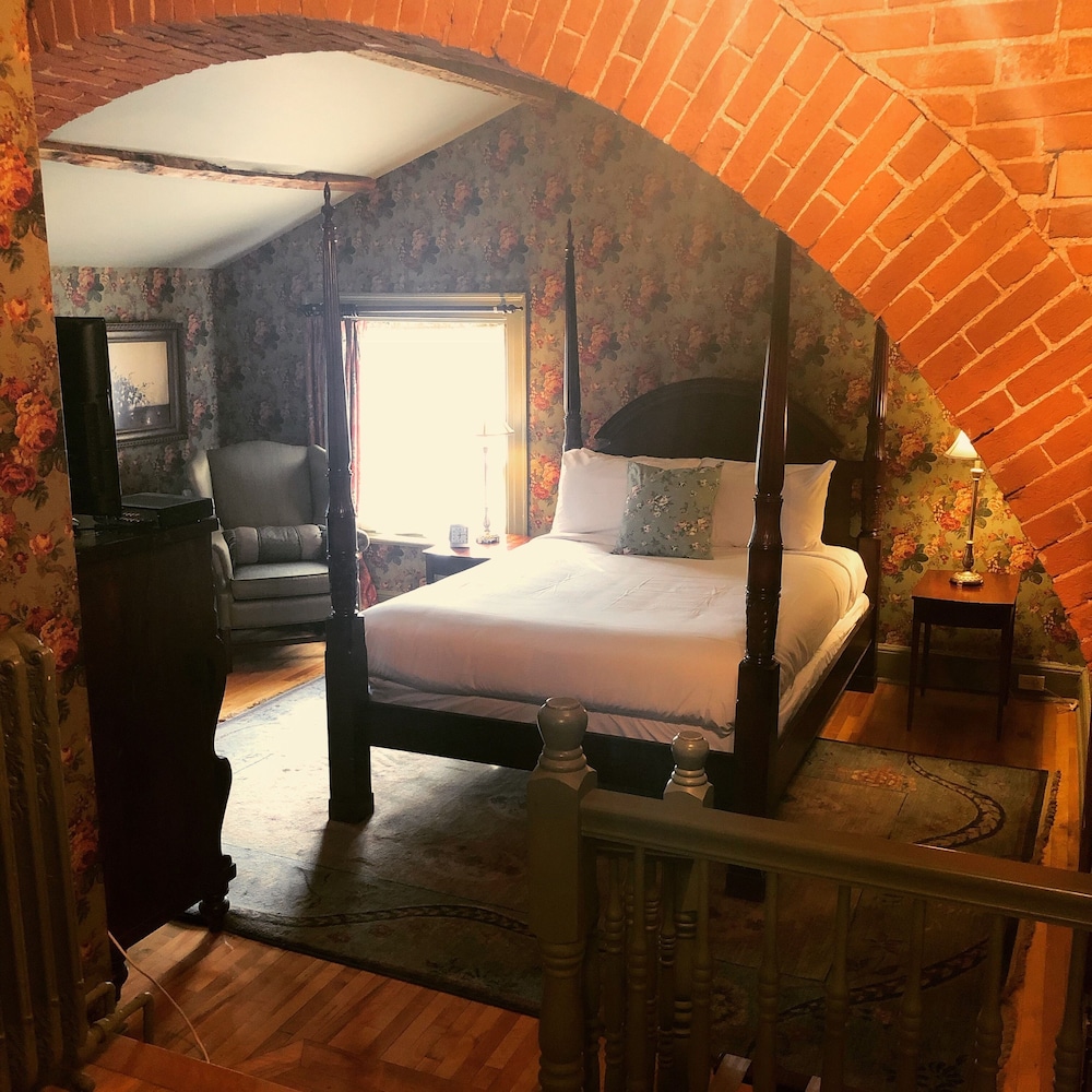 Standard Room, 1 Queen Bed, Fireplace photo 1