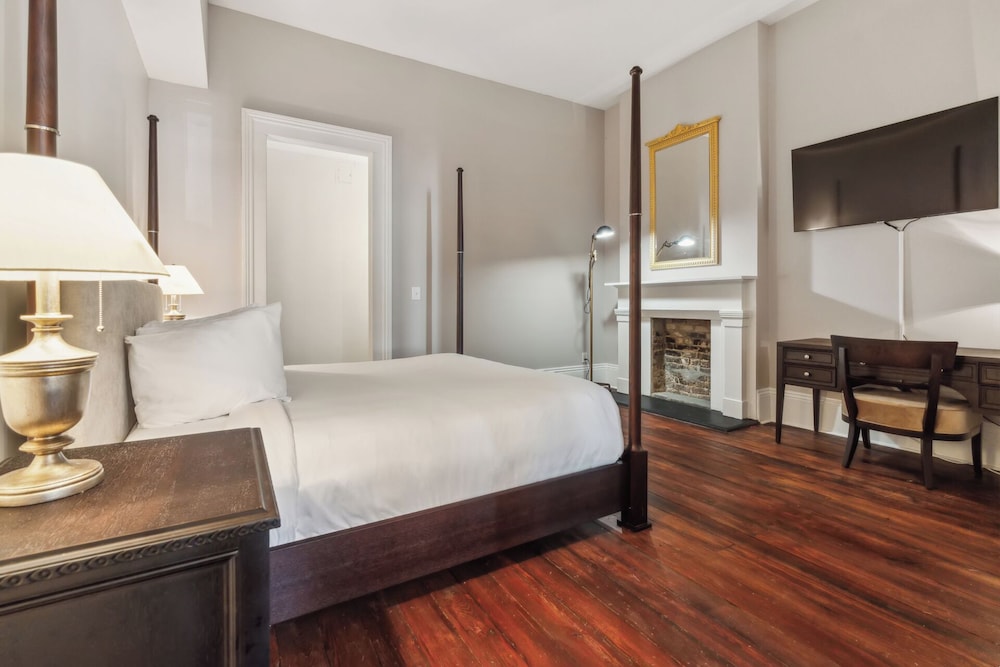 Junior Suite, 1 King Bed with Sofa bed, Accessible photo 2