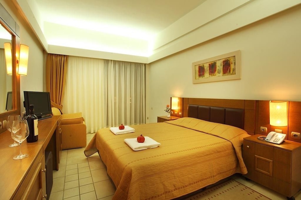 Classic Double Room, 1 Queen Bed, Mountain View, Beachfront photo 1