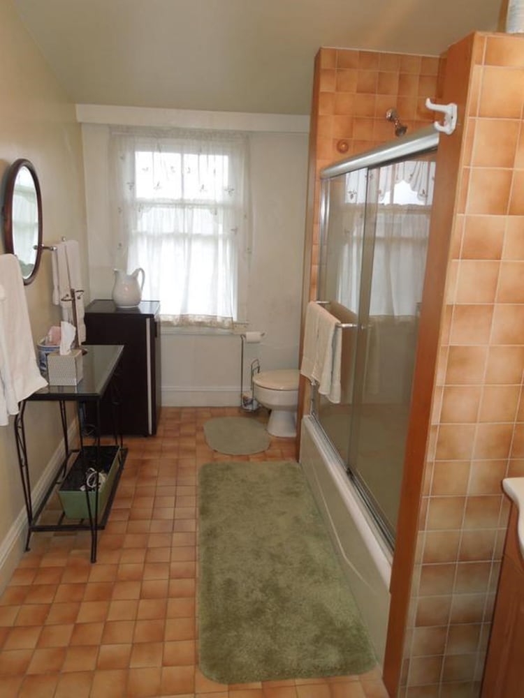 Room (3rd Flr. East Suite With Shared Bath) photo 3
