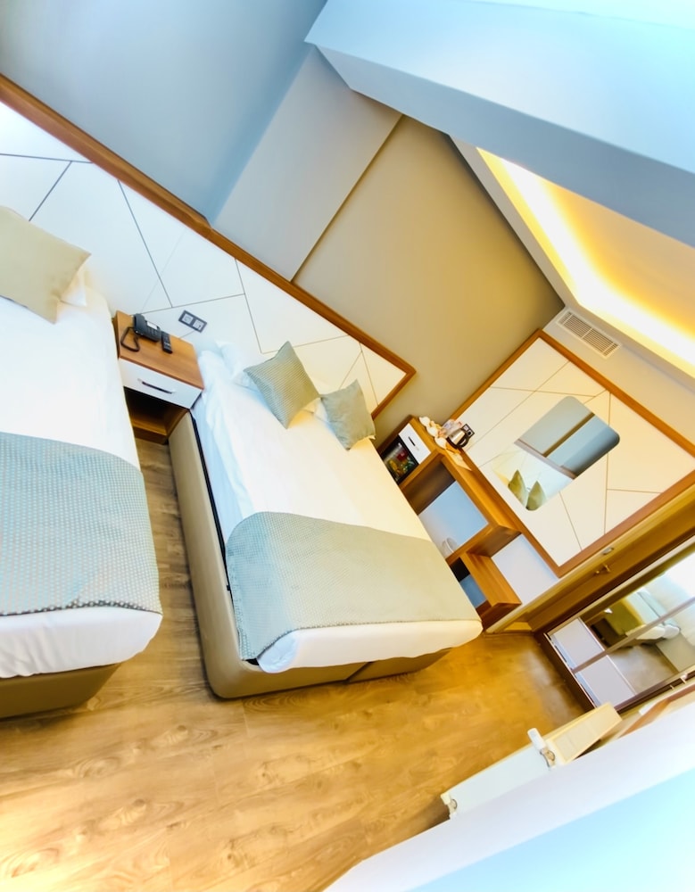 Family Room, Multiple Beds thumbnail 5
