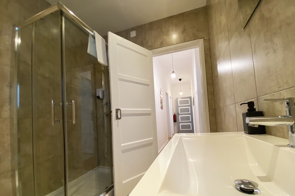 Basic Room, 2 Twin Beds with Shared Bathroom photo 3