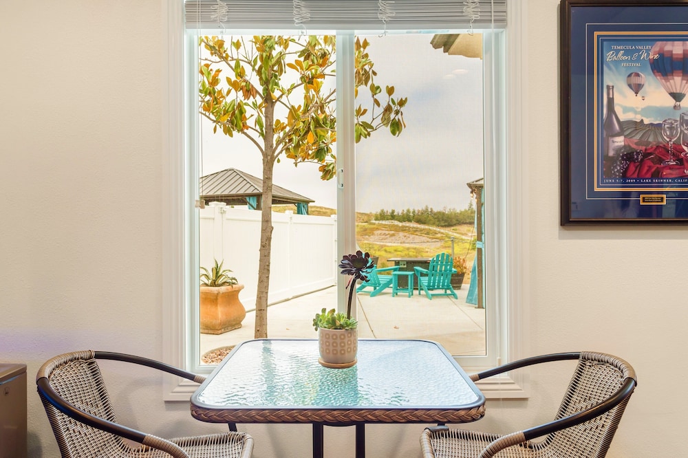 Grand Studio Suite, 1 King Bed, Vineyard View photo 2
