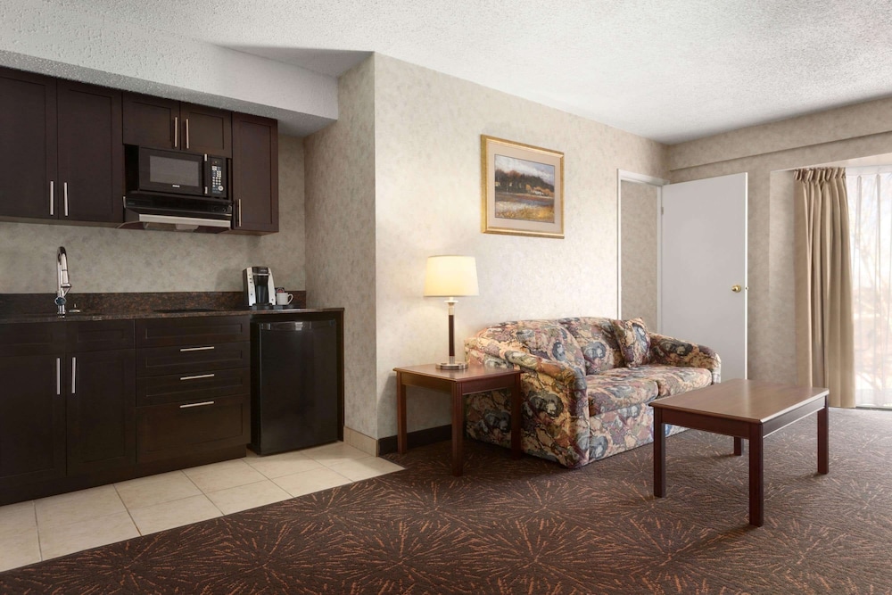 Suite, 1 King Bed, Smoking
