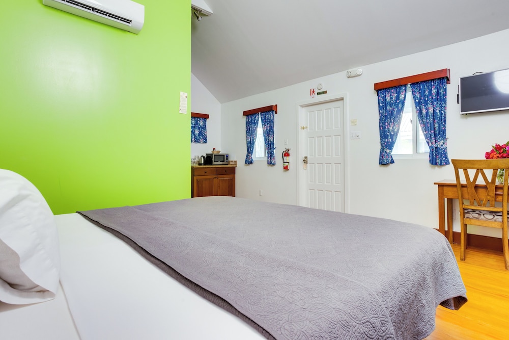 Deluxe Cottage, 1 King Bed, Non Smoking photo 2