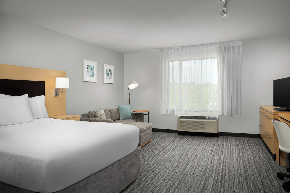 Studio, 1 Queen Bed with Sofa bed (Mobility Accessible, Tub) photo 2