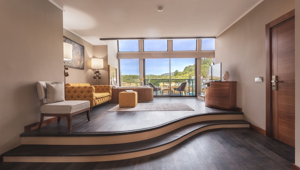 Penthouse, Pool View - Photo 5