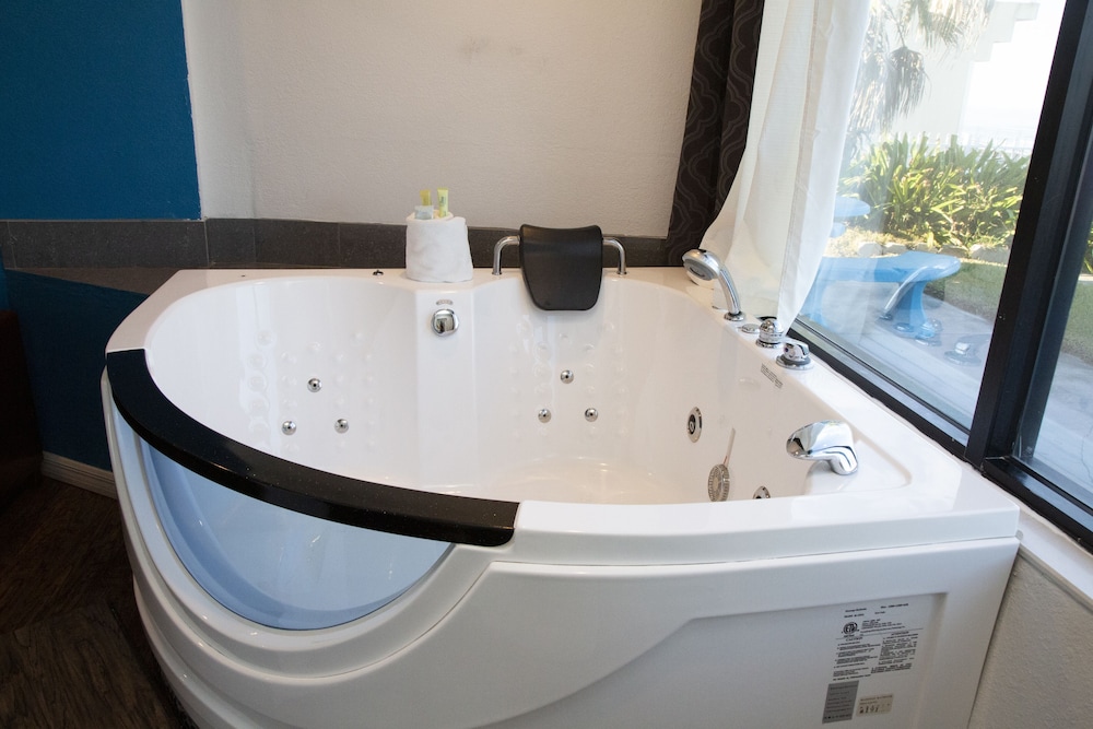1 King Bed, Jetted Tub, Oceanfront - Photo 3