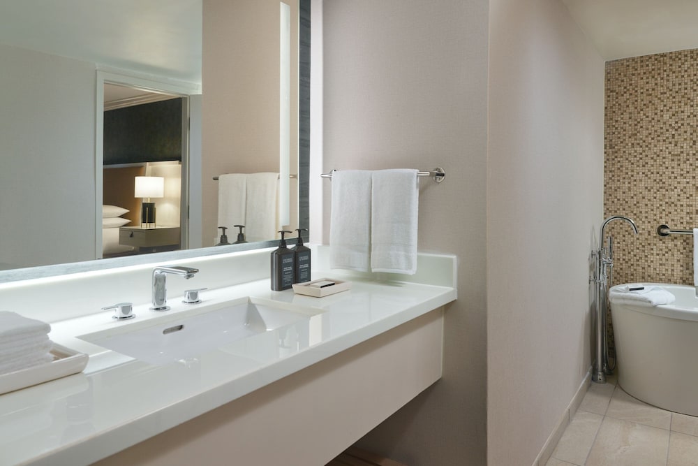 Club Suite, 1 King Bed - Photo 5