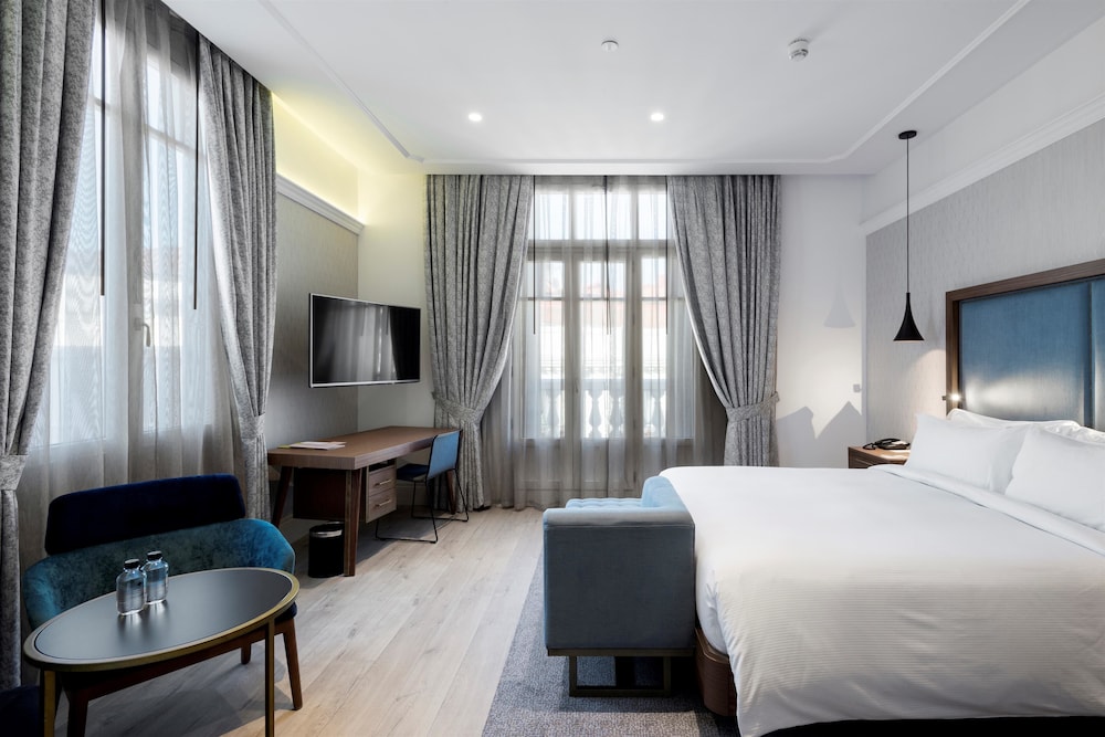Superior Room, 1 King Bed, Terrace thumbnail 5