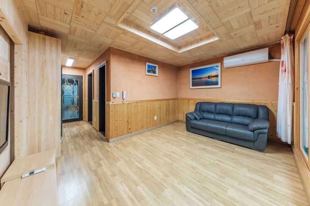 Room (Island 201) - Photo 4