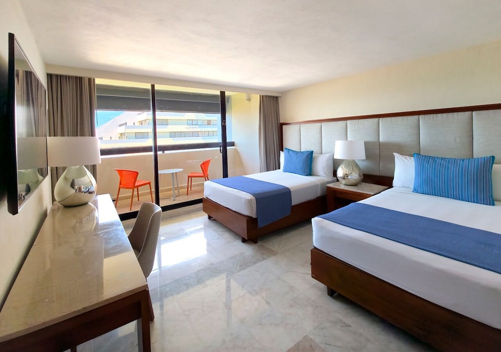 Family Suite with Balcony - Photo 6