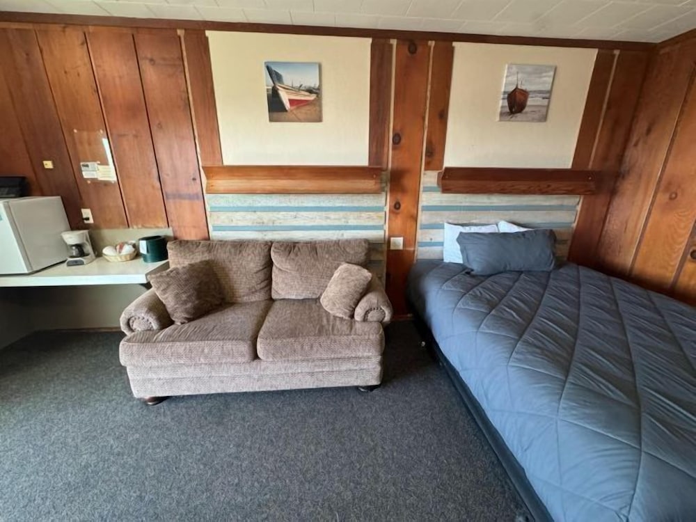 Basic Room, 1 Queen Bed, Pets Allowed, Oceanfront