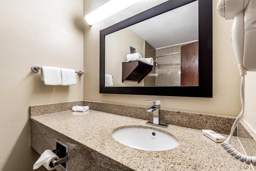 Premium Room, 1 King Bed (Upgraded Bedding & Snack, Smoke Free) - Photo 5
