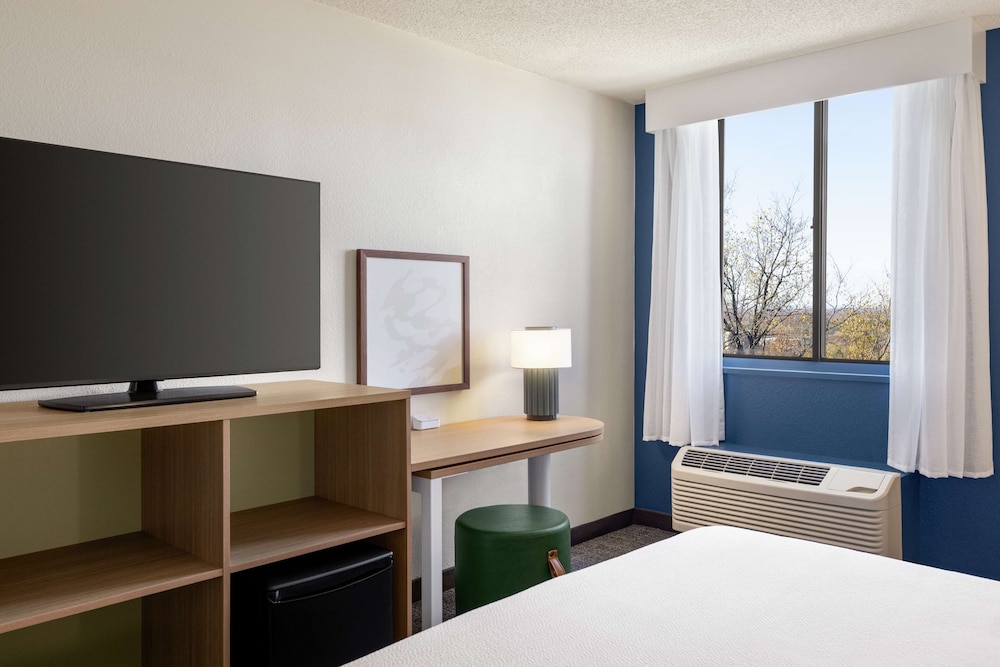 Room, 1 King Bed, Non Smoking - Photo 3