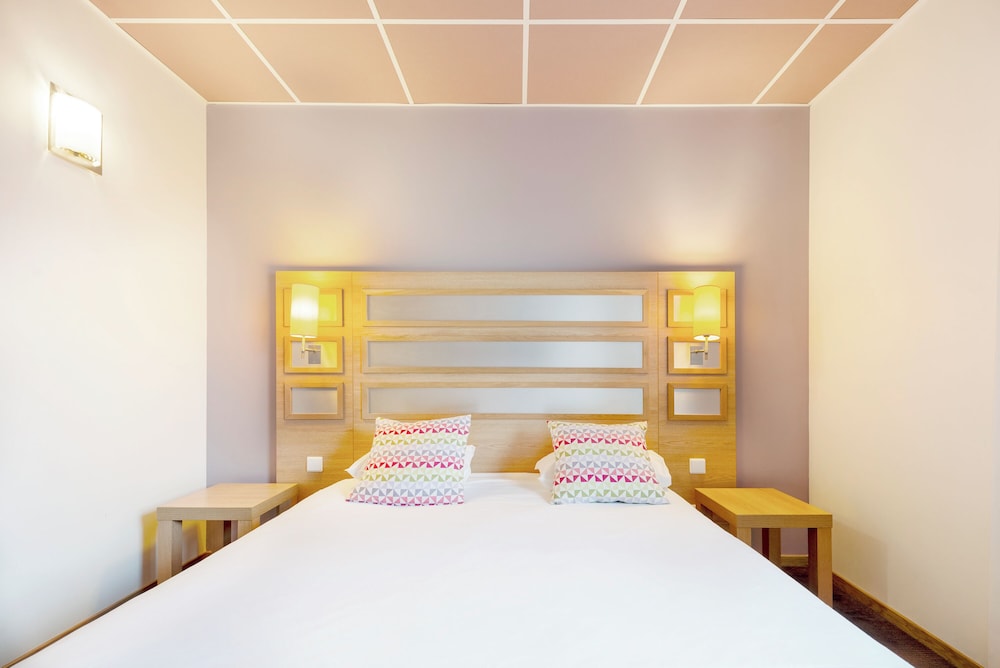 Standard Room, 1 Queen Bed photo 3