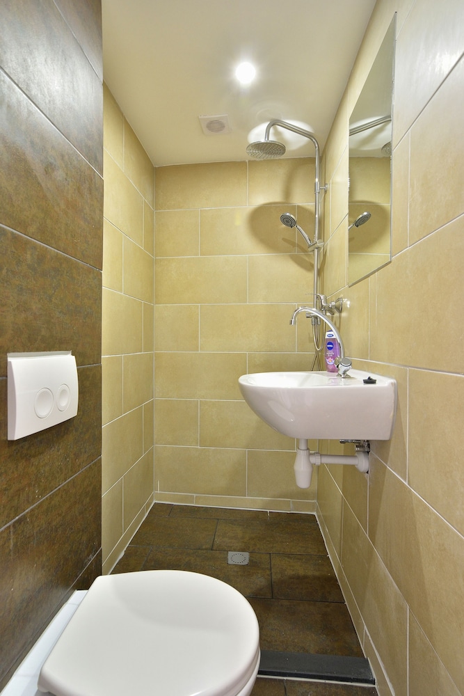 Small double room photo 3