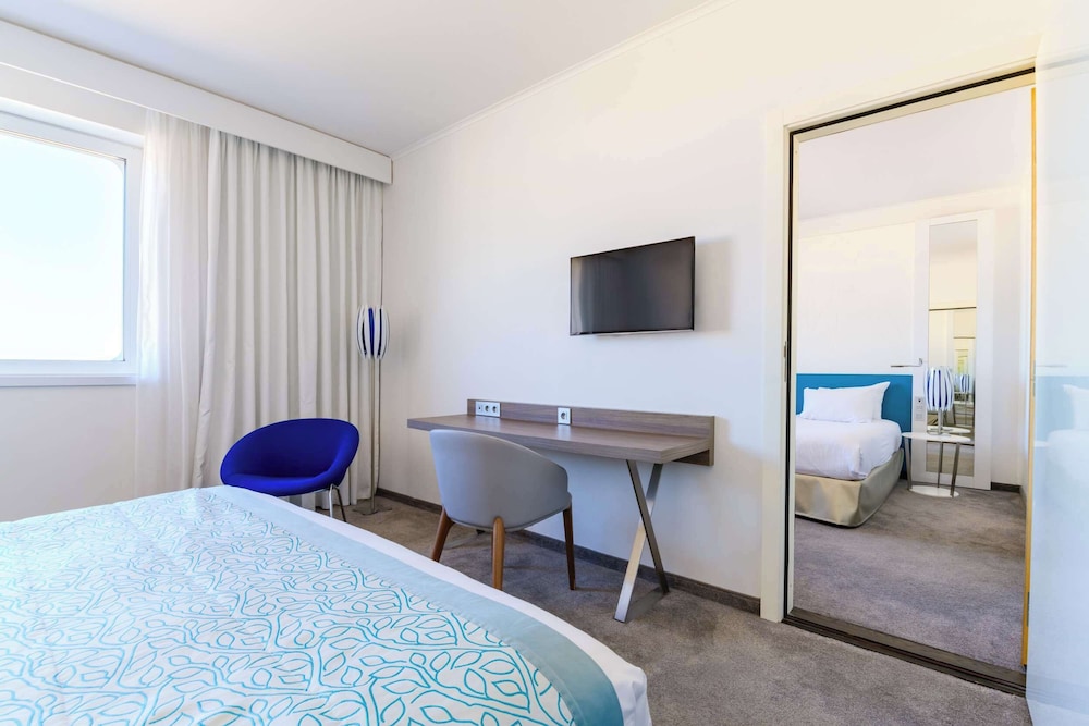 Superior Room, Multiple Beds, Connecting Rooms thumbnail 6