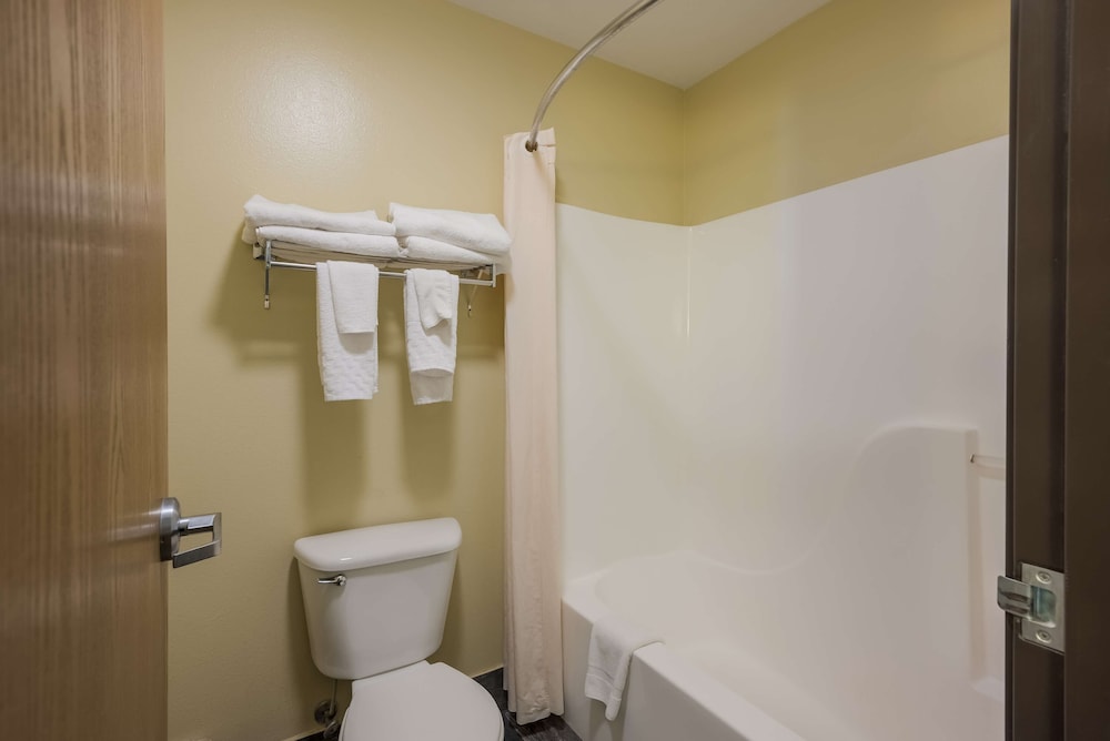 Standard Room, 1 Queen Bed, Accessible, Bathtub - Photo 4