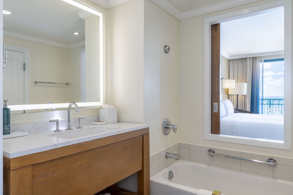 Premium Room, 1 King Bed, Ocean View - Photo 7