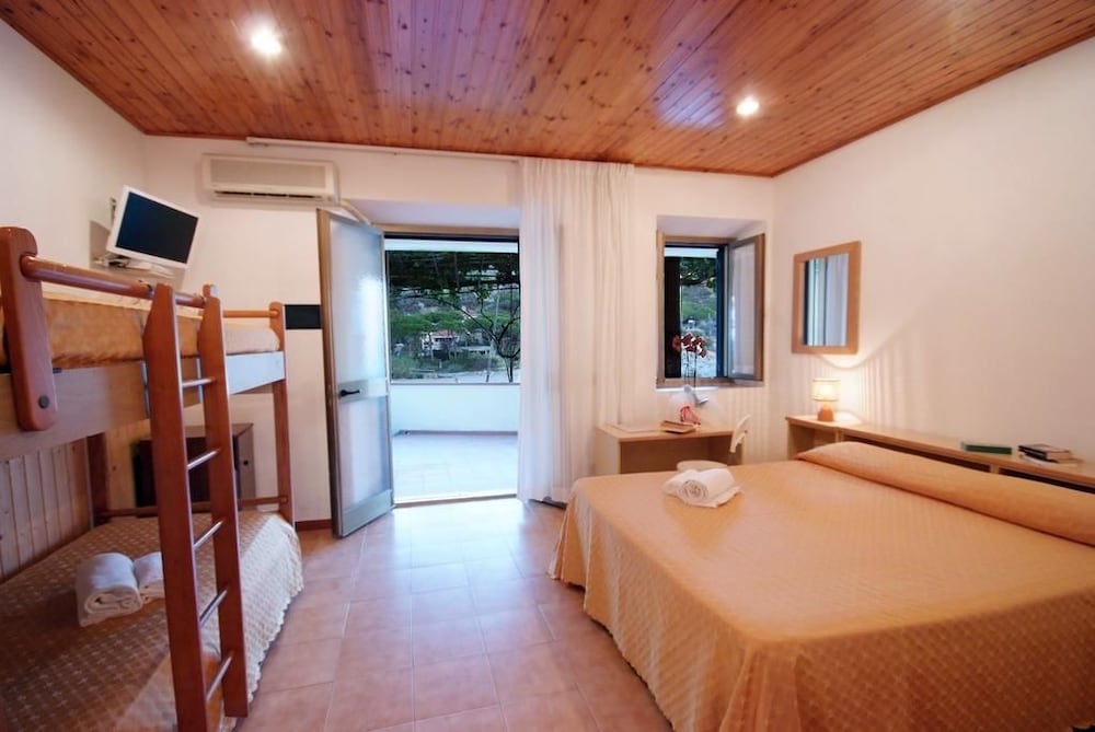 Classic Quadruple Room, Terrace photo 2