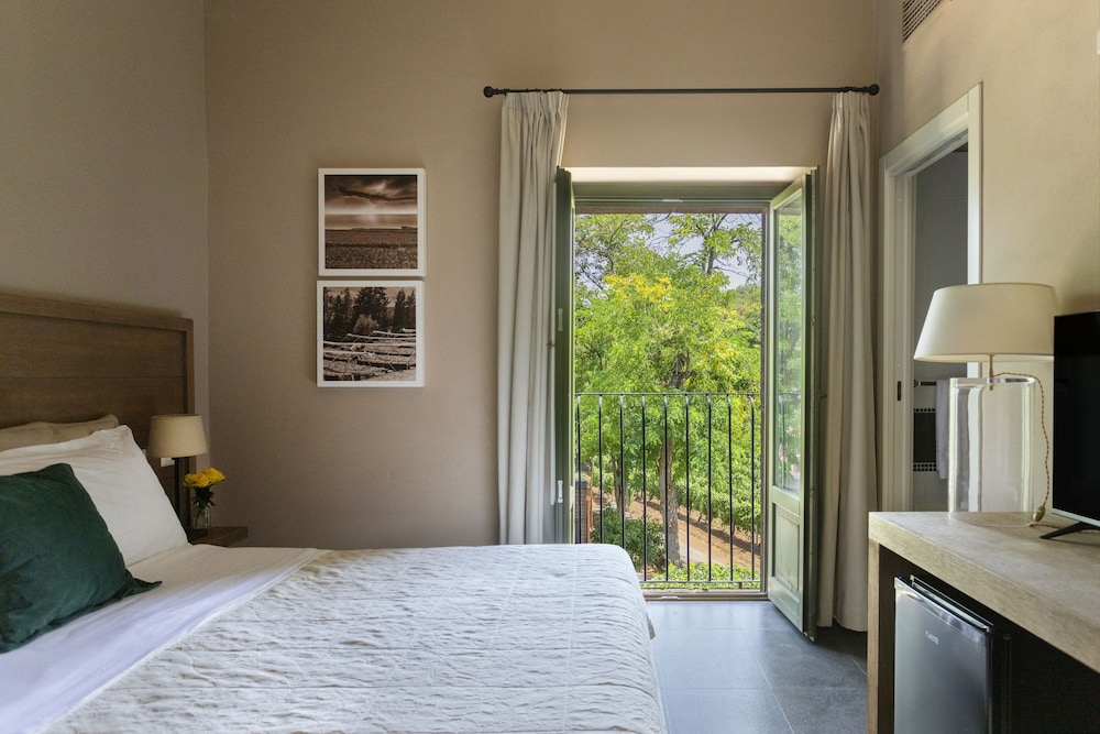Deluxe Room, 1 King Bed, Mountainside photo 1