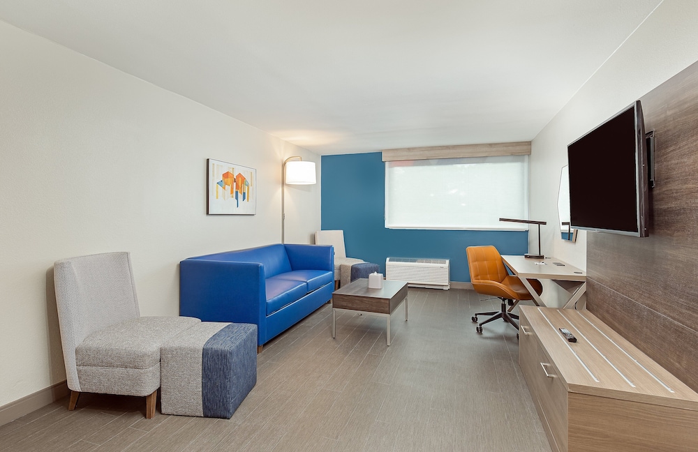 Suite, 1 Bedroom - Photo 1