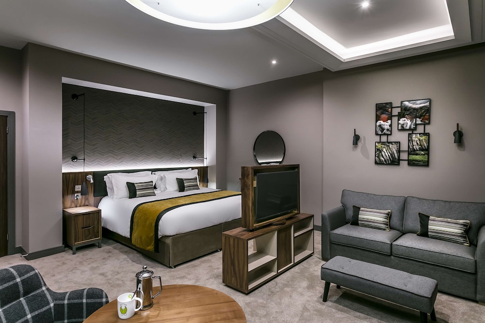 Suite, 1 King Bed, Non Smoking, Refrigerator - Photo 7
