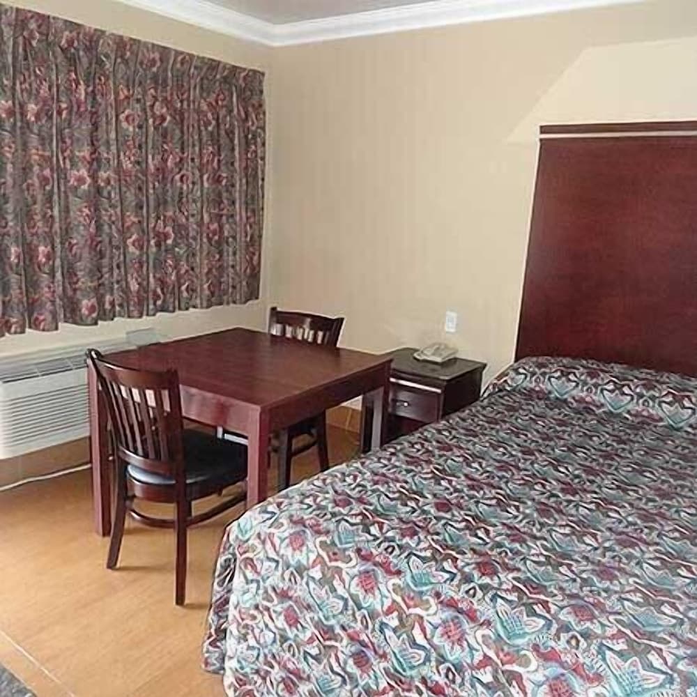 Standard Room, 1 King Bed, Non Smoking - Photo 5