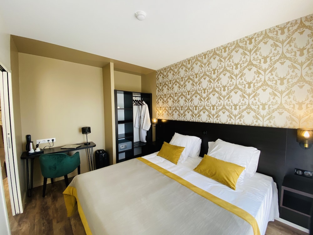 Suite - Photo 1