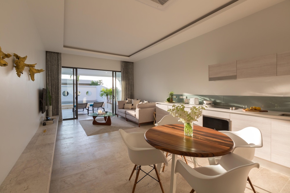 1 Bedroom Pool Suite - Photo 9
