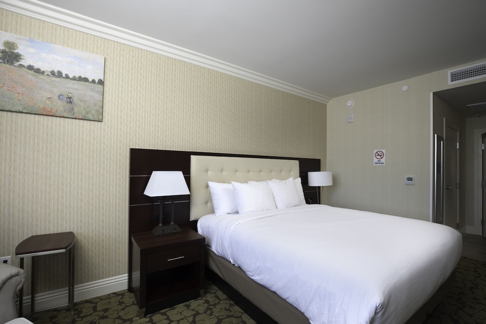 Premium Room, 1 King Bed (Minifridge) photo 3