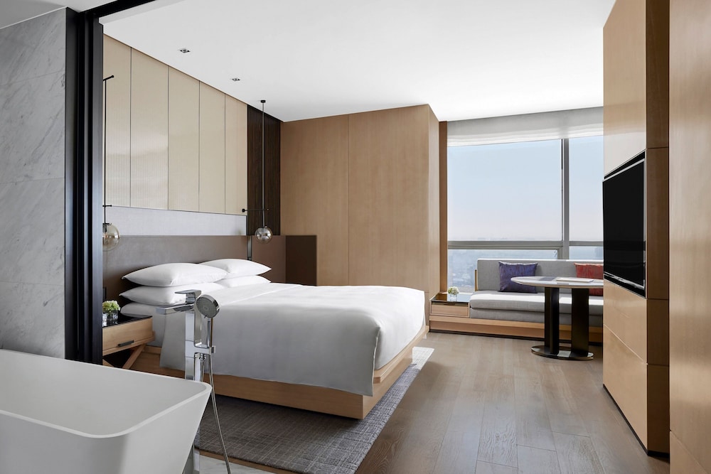 Premier Room, 1 King Bed, City View - Photo 3