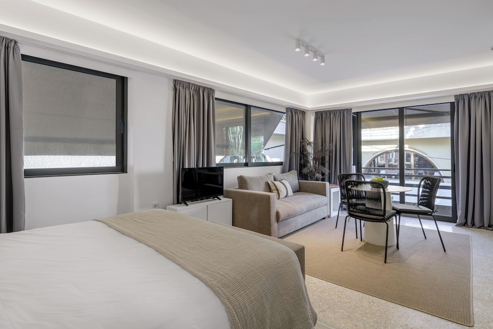 Momo Suites, Acropolis by Aura Homes C photo 1