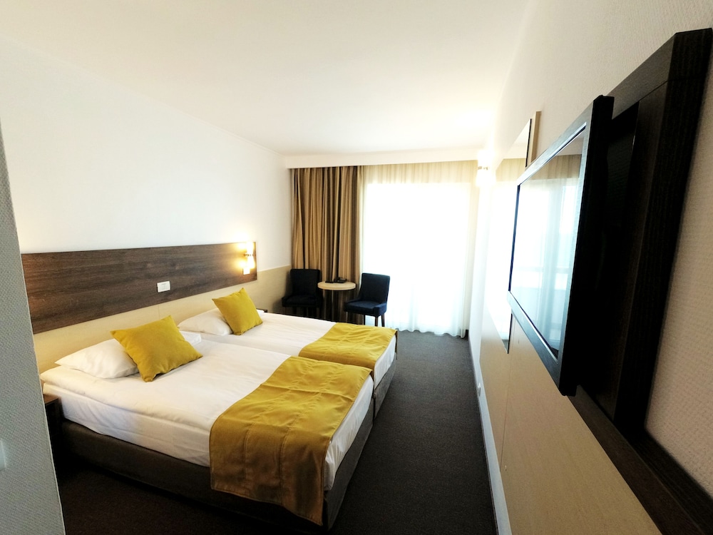 Twin Bed Room, Without Sea-View, Air-Condition, Balcony, Nonsmoking photo 3