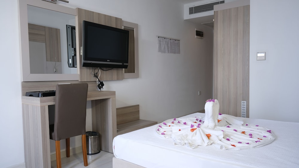 Standard Double Room, Garden View thumbnail 5