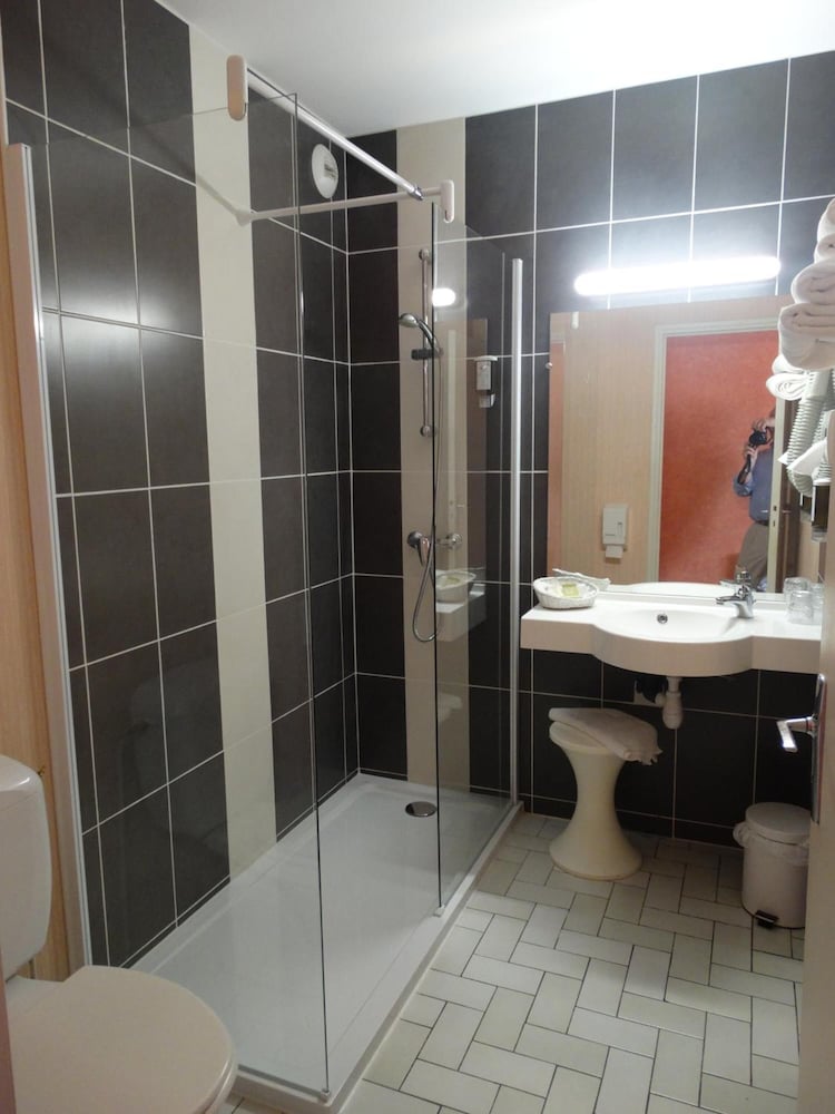Standard Room, 2 Twin Beds, Bathtub photo 3