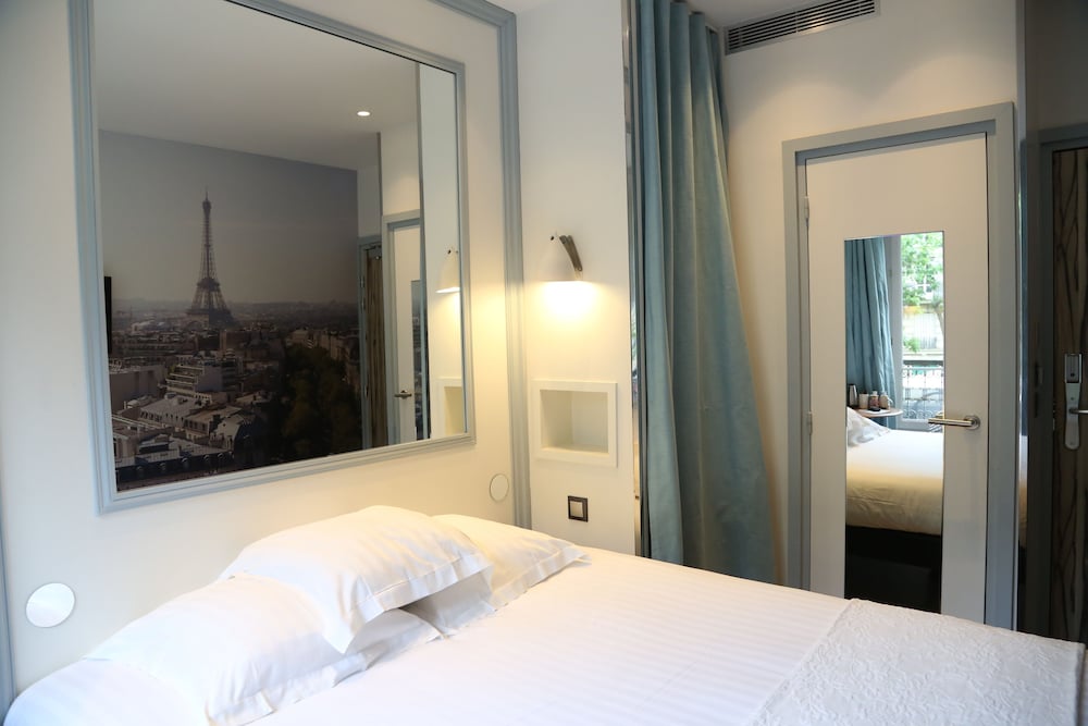 Double room with Arc de Triomphe view photo 3