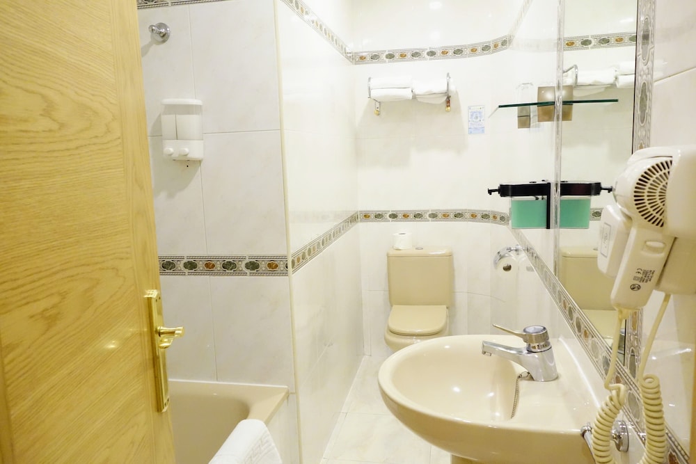 Standard Double Room - Photo 7