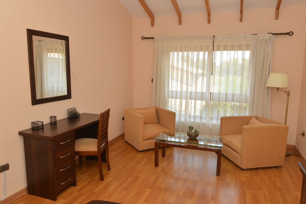 Business Room, 1 King Bed, Non Smoking photo 2