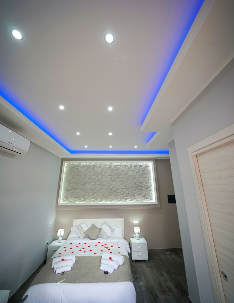 Exclusive Suite, 1 Queen Bed, Balcony, City View photo 3
