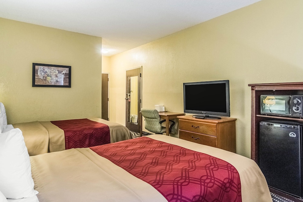 Standard Room, 2 Double Beds, Non Smoking (Pet Friendly) - Photo 1