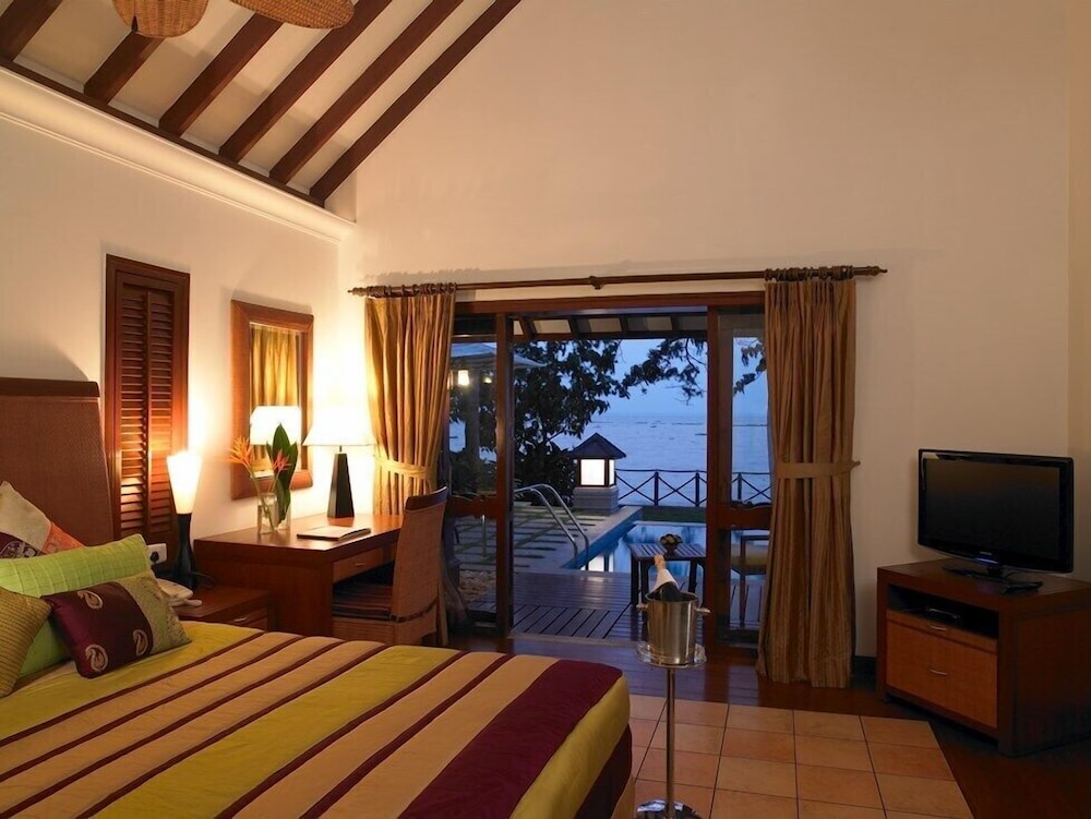 Zuri presidential pool villla