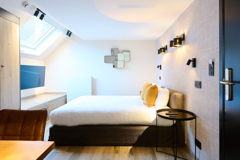 Small Luxe with Spa Bath