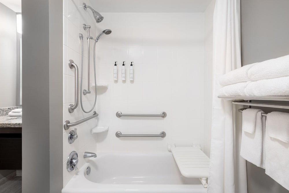 Studio (Mobility/Hearing Accessible, Tub)