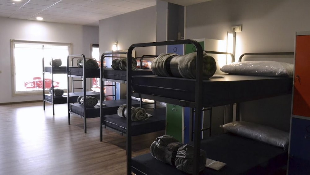 Dormitorio compartido (1 cama en un dormitorio con 18 camas)